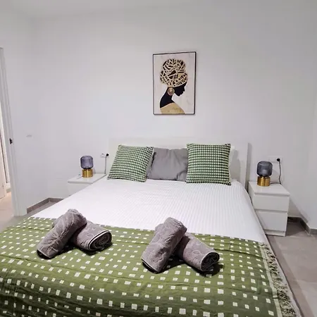 Happy Travel La Maestranza 5a Apartment *