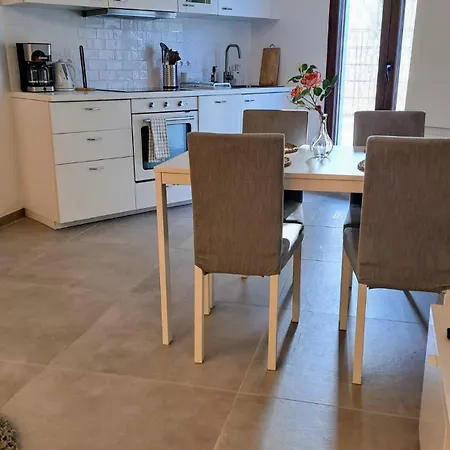 Happy Travel La Maestranza 5a Apartment *
